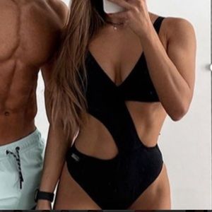 COPY - Gymshark asymmetric black one piece S NWT